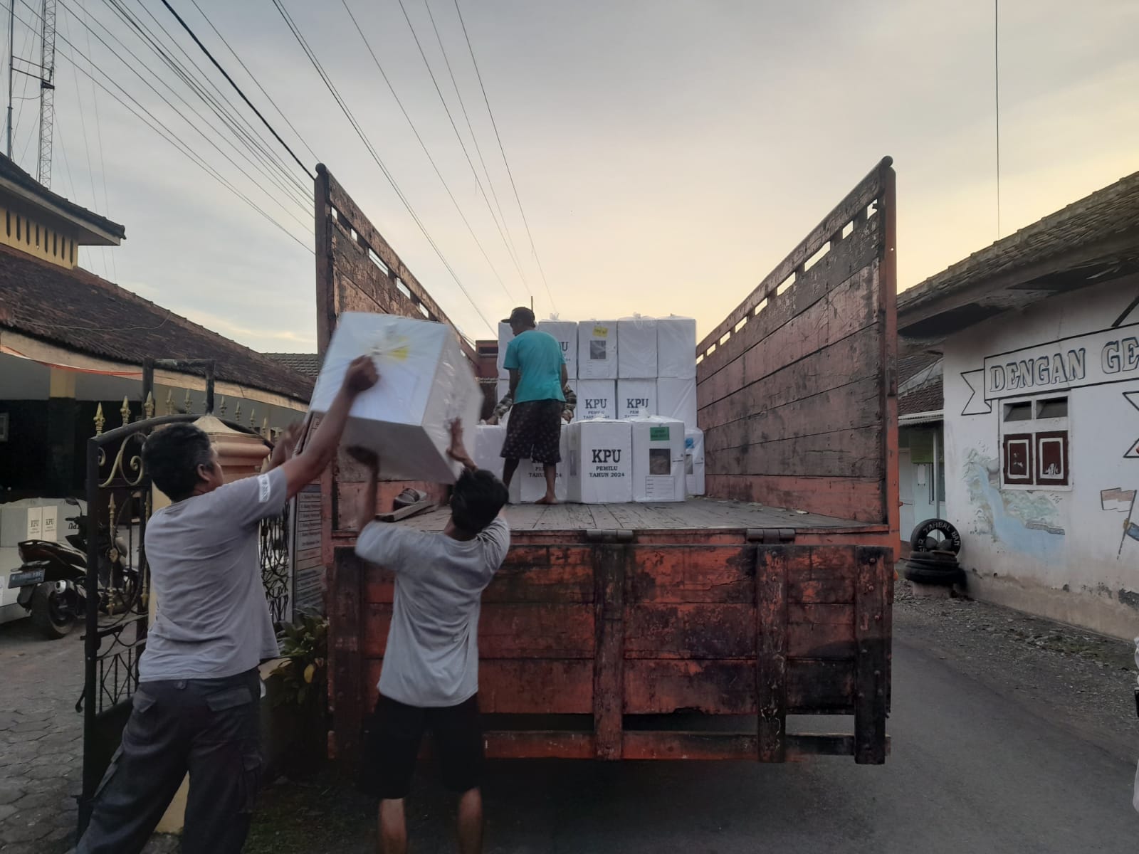 Proses Pengembalian Logistik Pemilu Desa Wonosari Berlangsung Lancar