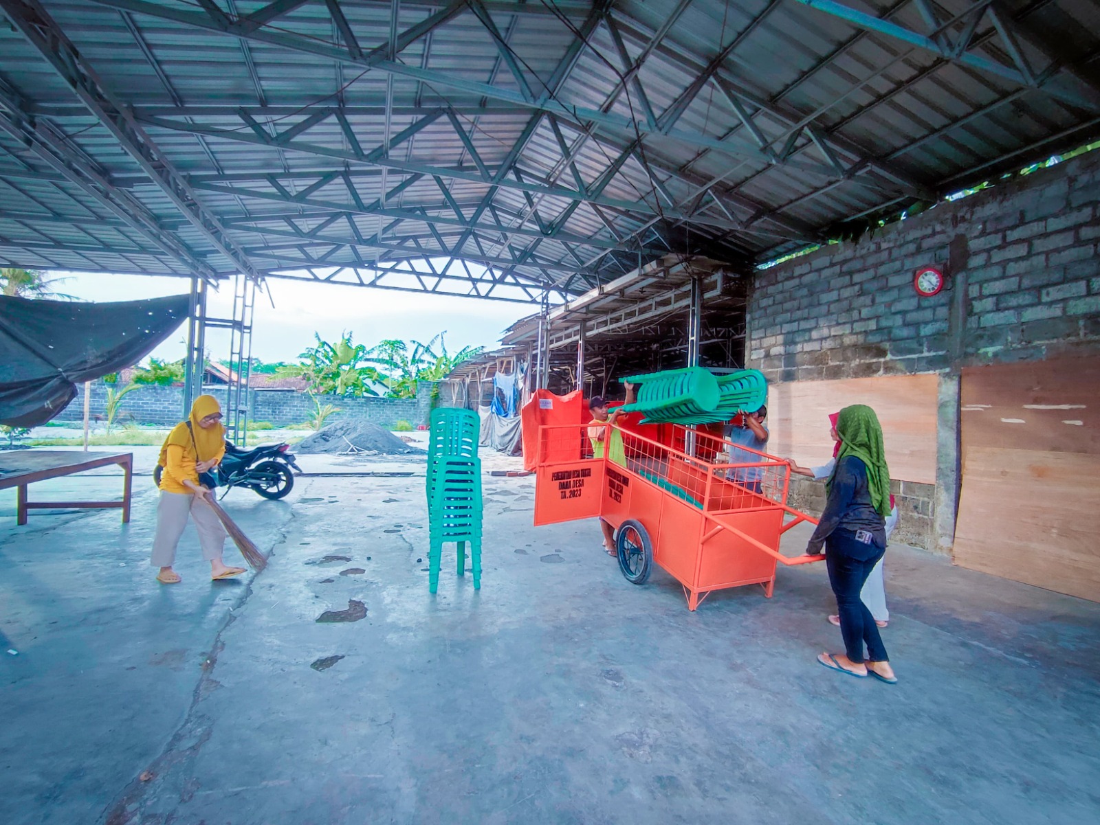 Jejak Demokrasi yang Terawat, KPPS Desa Tukum Komitmen Jaga Kebersihkan Lokasi TPS Pasca-Pemilu 2024